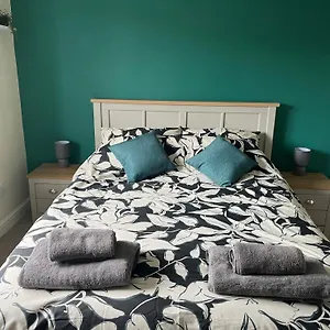  Holiday home Claygate Place - Entire 2 Bed House, Off Street Parking - Perfect For Breaks Or Contractors